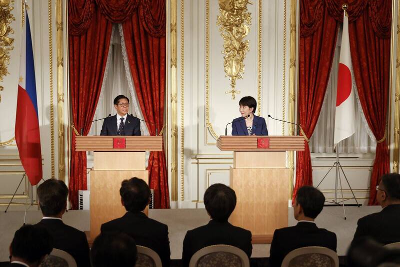 日菲兩國將啟動專屬經濟海域（EEZ）劃界談判，中國外交部趁勢高唱「一中原則」企圖營造「由中共代表台灣」的假象。圖為日本首相高市早苗（右）與菲律賓總統馬可斯在東京赤坂宮國賓館舉行記者會。（彭博檔案照）