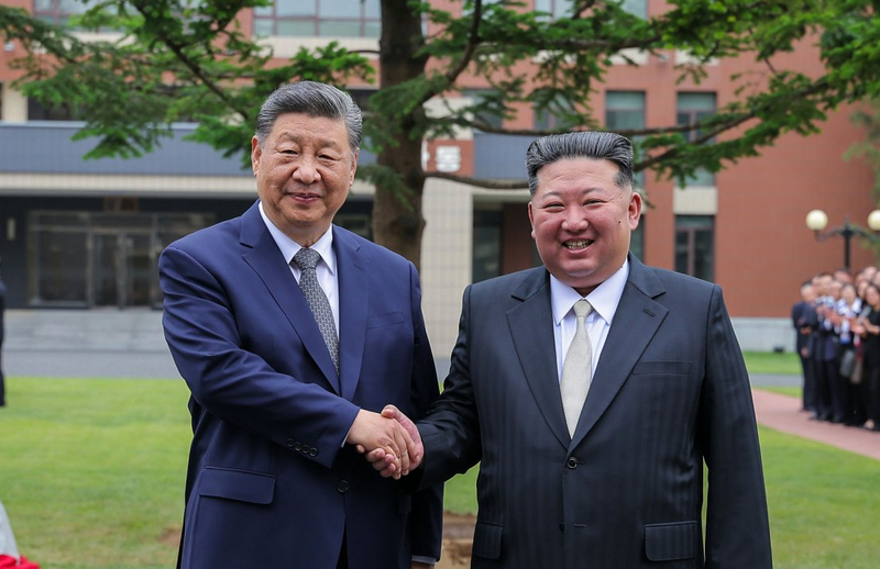 習近平（左）和金正恩（右）峰會，中國著眼於恢復對北韓的影響力，北韓則一心維持其核武國地位，並爭取經濟合作。（美聯社檔案照）