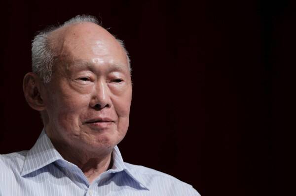 新加坡已故前總理李光耀將中國比喻成螃蟹,想要前進就得橫著走,更直言中國共產黨是絕對不會放棄中央集權的。(路透檔案照)