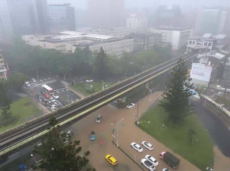 受米克拉颱風外圍環流影響，內湖地區於6月25日上午多處積淹水。（取自高嘉瑜臉書）