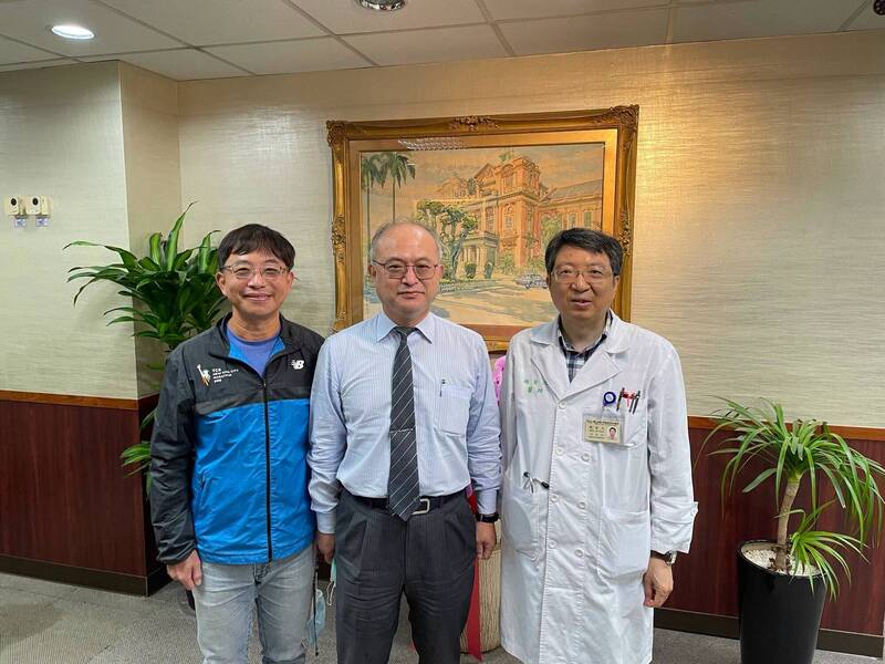 筆者（左）先前與另外一個學長施金元教授（右），一起去台大醫院院長室拜訪吳明賢（中）。（取自貼文）