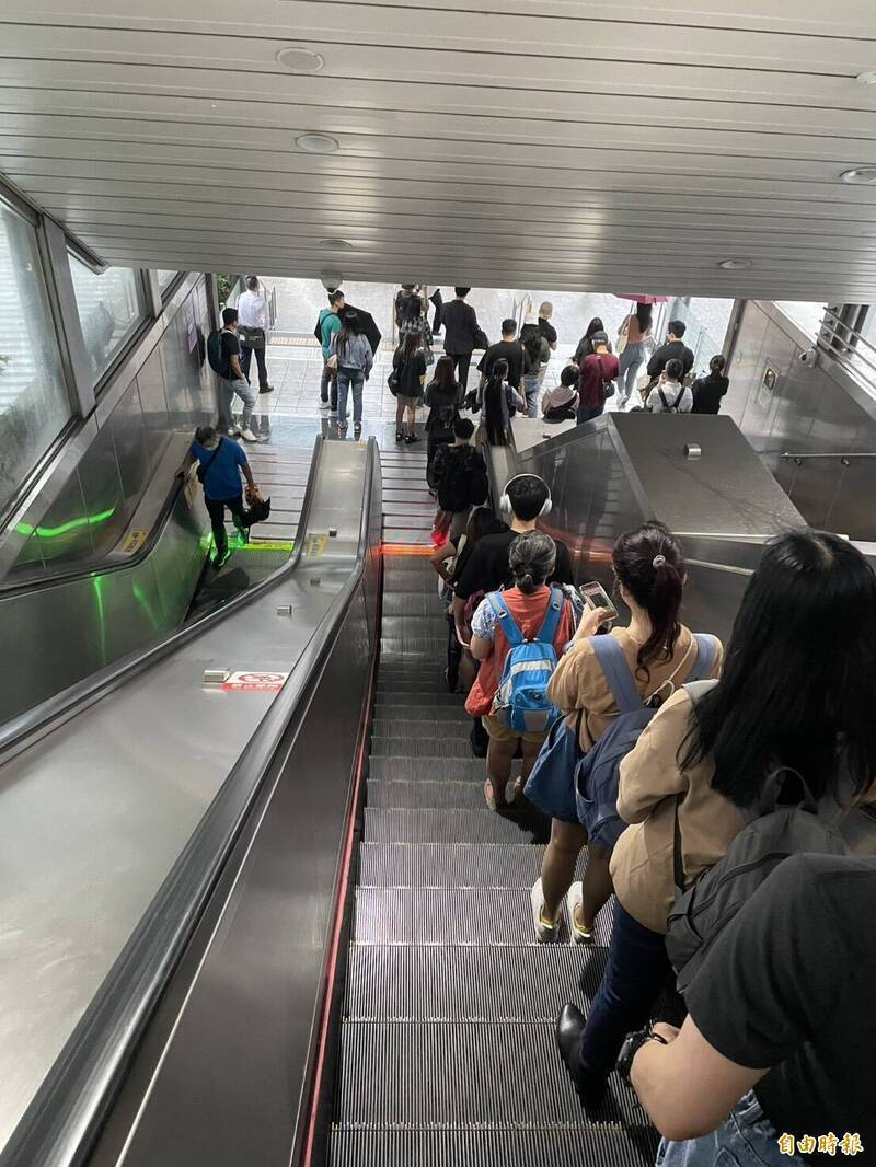 因內湖淹水，許多上班族受困於捷運站。（資料照）