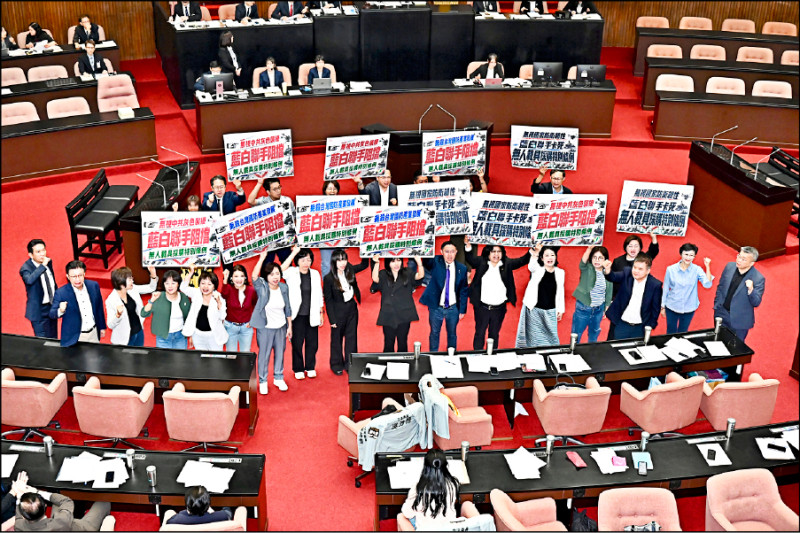 藍白對於台灣建立強大的無人機軍工產業，口頭上表達支持，實際卻極盡杯葛之能事，如果藍白不願檢討改正，年底選舉與2028大選將嘗到惡果。（資料照）