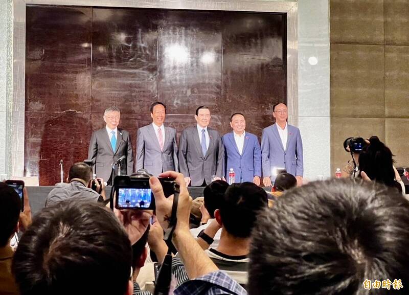 君悅酒店五漢廢言經典場景。左起為柯文哲、郭台銘、馬英九、侯友宜及朱立倫。（資料照）