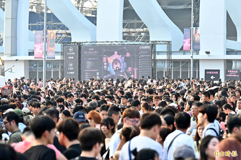 BLACKPINK在短期內到高雄2次巡演，讓全球目光聚焦高雄，引爆驚人的「演唱經濟學」效益，更確立高雄為「演唱會之都」地位。（資料照）