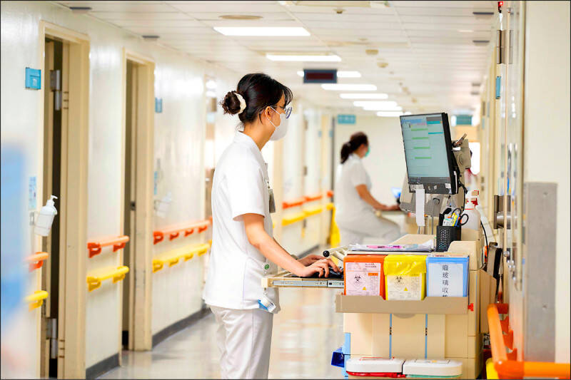下一階段改革，應要求接受健保加碼或專案補助的醫療機構揭露資源流向，提出人力補充、值班改善與留任誘因等，並建立可查核的指標；示意圖。（彰基提供）