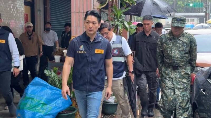 台北市長蔣萬安日前至內湖勘災並發慰問金，但慰問金發放居然沒造冊，導致濫發及錯發。（台北市政府提供）