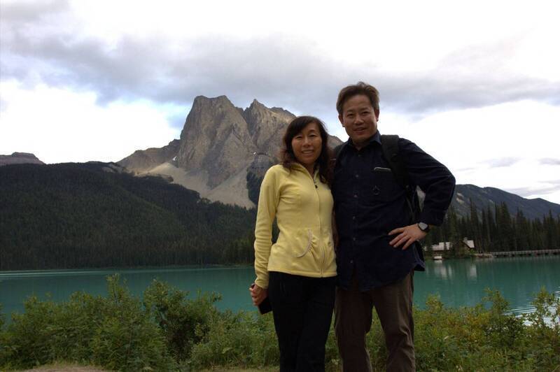 美國地震學家陳友林（右）已遭中國拘押近2年，並面臨間諜罪審判。左為陳友林的妻子榮玉芳。（路透）