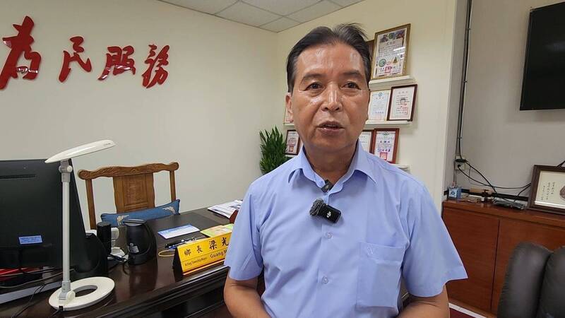萬榮鄉長梁光明的辦公室牆上，高掛「為民服務」標語，字體與毛澤東著名「為人民服務」幾乎一樣。（民眾提供）