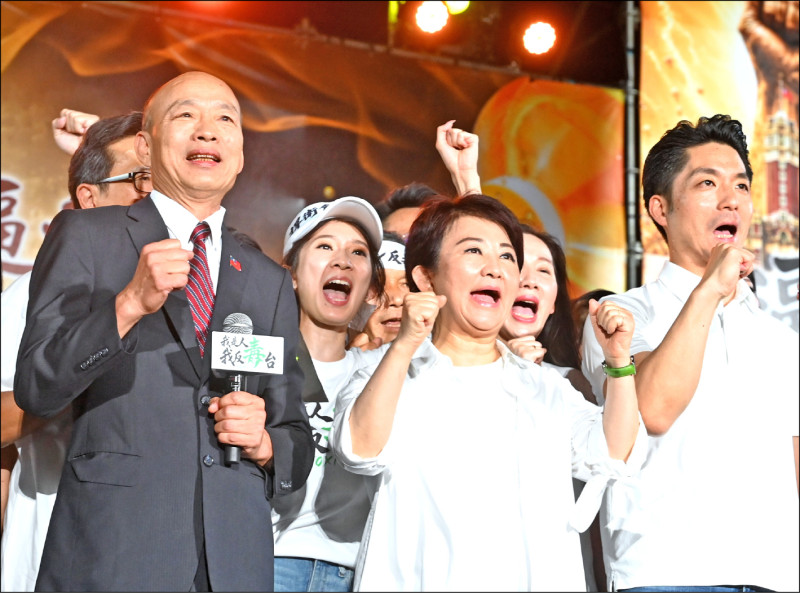 在食安風暴中，藍營地方首長嚴重失職、失能，卻還厚顏站在演講台上聲嘶力竭指控中央。（資料照）