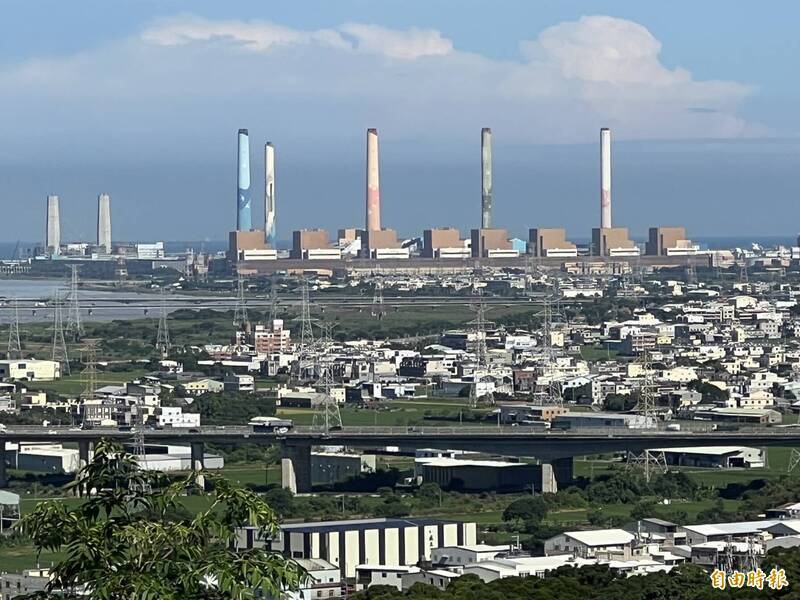 火力發電技術成熟，但伴隨碳排放與空氣污染，圖為台中火力發電廠。（資料照）
