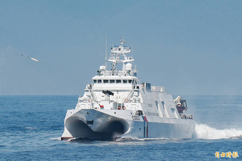 中國很難去取笑我們海巡艦故障、鎮海火箭油漆標記彈不敢發射。圖為海巡署安平級巡防艦「成功艦」發射鎮海火箭彈。（資料照）