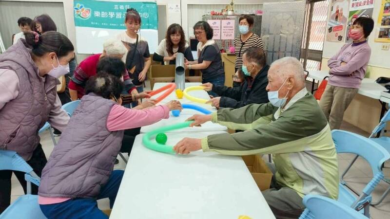 當社會不斷討論「長照缺工」時，是否忽略了一群最值得投資的人力資源──健康、有意願學習的退休族群；示意圖。（教育部提供）