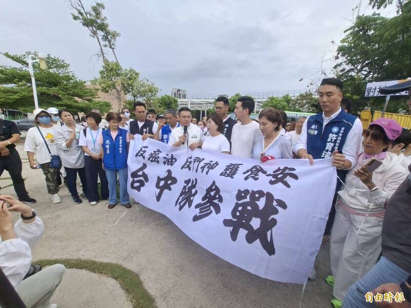 以「政府逼人民吃毒油」為由，為國民黨台中市立委及市議員響應上凱道抗議。（資料照）