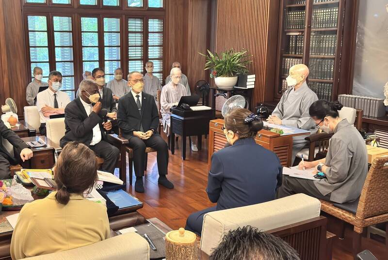 慈濟失去的是幾十年來，無數台灣人一點一滴、毫無保留的信任。圖為慈濟證嚴法師邀請多國宗教與人道組織代表齊聚花蓮交流。（資料照，慈濟提供）