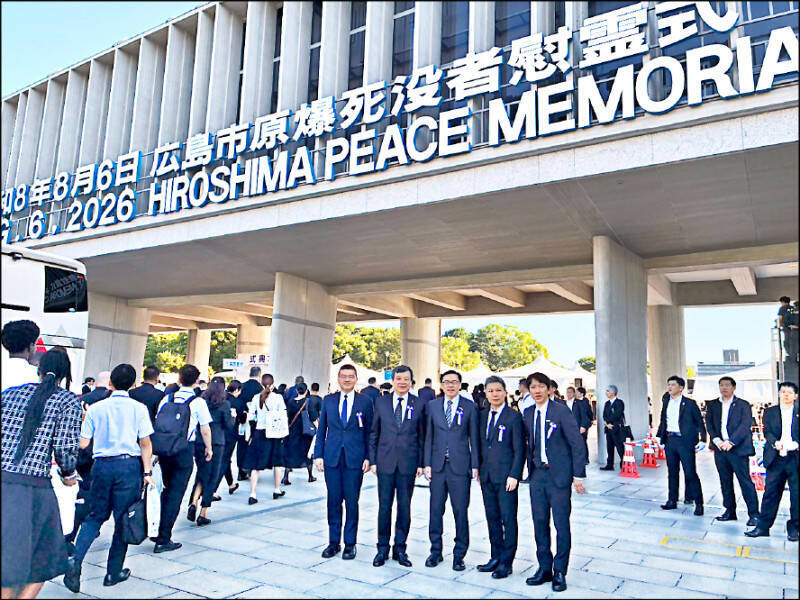 駐日代表李逸洋（左二）率駐大阪辦事處長范振國（中）等5人組成台灣代表團日前出席今年的廣島和平紀念儀式。（資料照，駐日代表處提供）