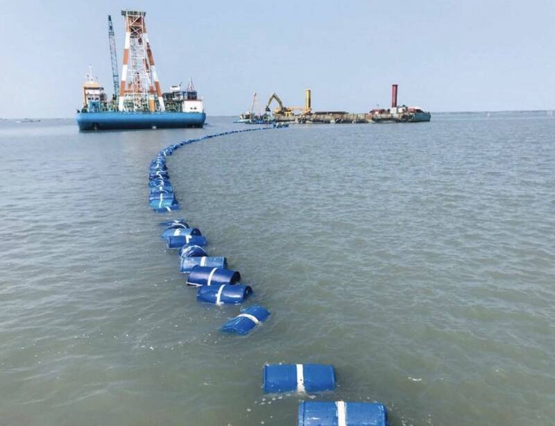 中華電信台灣到馬祖兩條海纜全斷，中華電信啟用第二重備援微波系統因應。圖為施工團隊進行海纜拉引上陸作業。（資料照，台電提供）