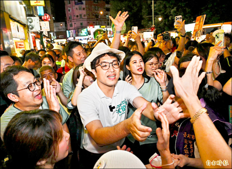 民進黨籍台北市長參選人沈伯洋日前在寧夏夜市受到支持者的歡迎。(資料照,記者羅沛德攝)