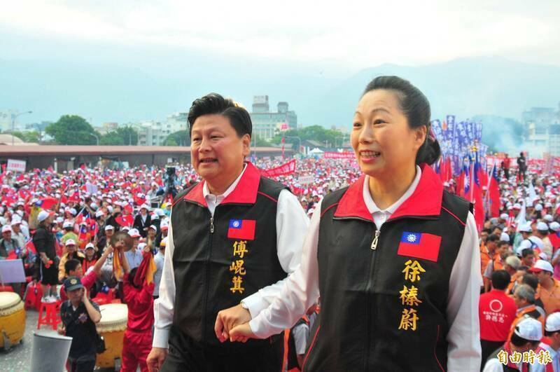 花蓮縣長傅崐萁（左）、徐榛蔚（右）夫婦輪流執政已近十七年，創下台灣地方自治史上罕見的「夫妻共治」紀錄。（資料照）