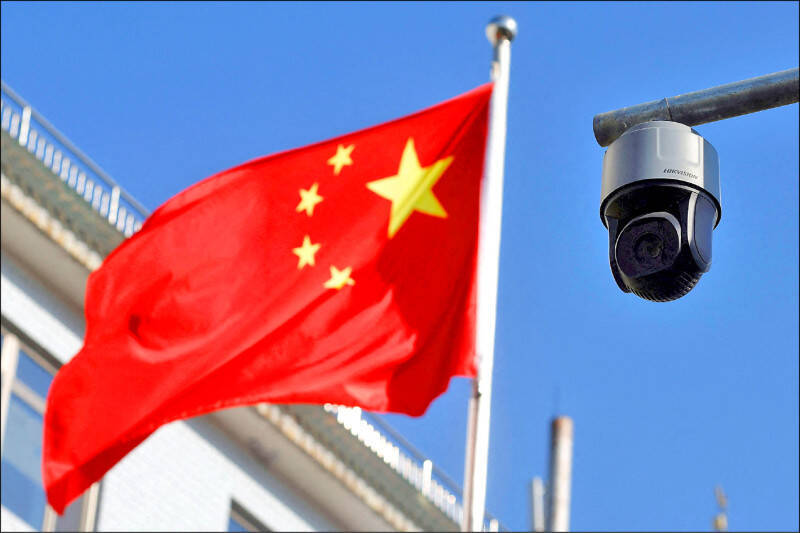 台灣不是一個「正常國家」，旁邊有一個中國，從來沒有放棄併吞台灣，而且不只用飛機軍艦，也用經濟、媒體、資訊戰和政治滲透。（路透檔案照）
