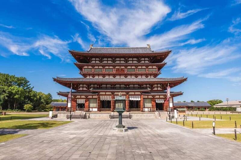 1名女子涉嫌4月在奈良藥師寺將含有甘油成分的液體潑灑在國寶「佛足石」上。（取自貼文）