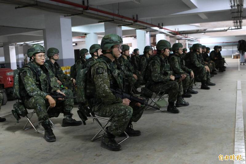 台灣的兵役制度，民主社會沒有法律上的貴族，卻存在事實上的優勢階級。普通家庭的孩子收到兵單，必須去履行國防義務；資源愈多的家庭，卻往往愈有能力安排其他選項；示意圖。（資料照）