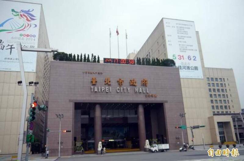 當市民與他們的孩子遭遇困難時，市府理當及時伸出援手、雪中送炭，而不是在權力保衛戰中冷血冷眼。（資料照）