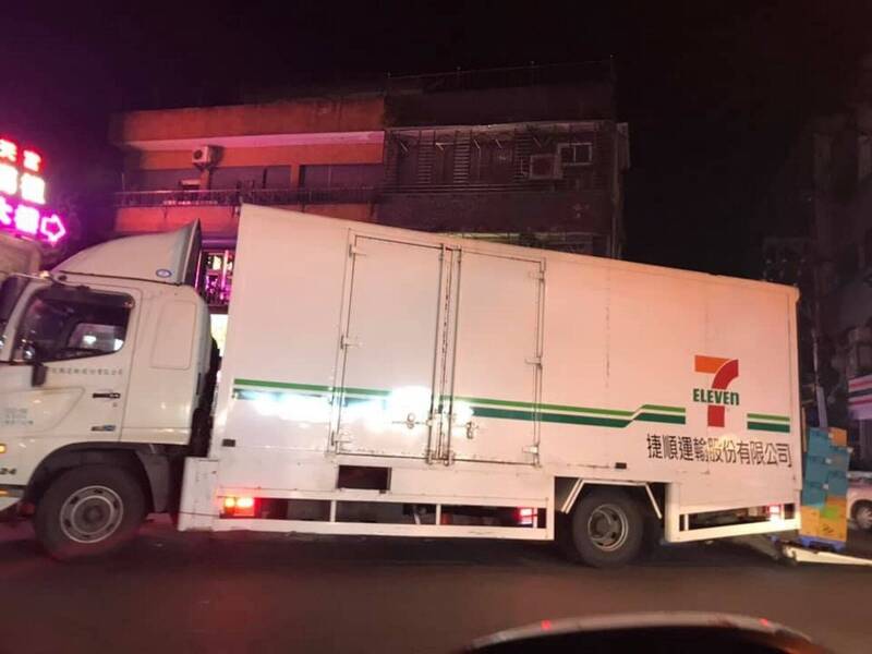 超商物流不會把所有貨物都押在同一條高速公路上，台灣的軍事設施也應該如此，重要基地不能只有一個入口、一條跑道、一座油庫。（讀者提供）
