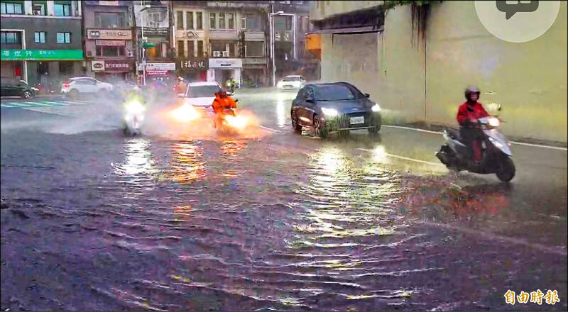 日前基隆降下驚人大雨，多處社區地下室進水，居民怪罪管委會及物業人員沒有及時關上防水閘門；示意圖。（資料照）
