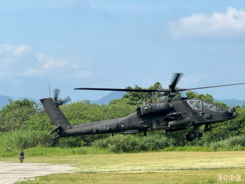 國軍「漢光42號演習」實兵演練。AH-64E阿帕契攻擊直升機抵達補給點。（資料照）