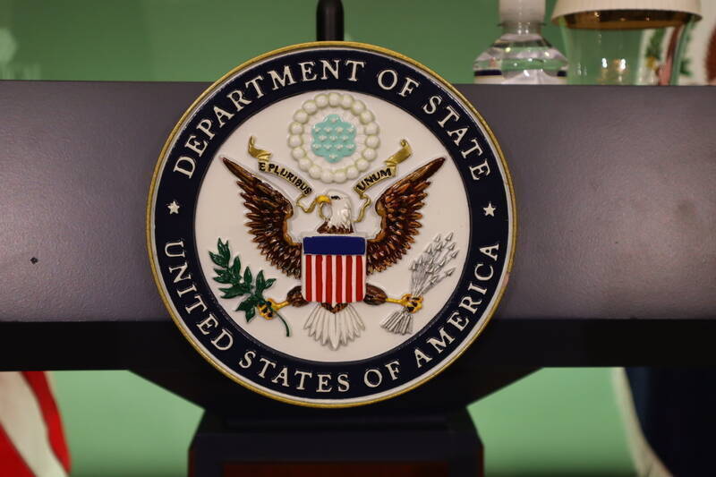 美國法律和國務院規定當美國高中交換學生的必要條件之一是「非美國籍的外國人，並持有J-1交換簽證」；圖為美國國務院徽章。（中央社資料照）