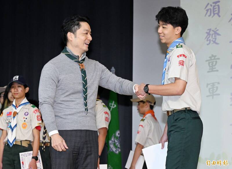 政治人物的孩子當然可以參加政府計畫，但涉及公共資源與政治權力時，就應該接受更嚴格的檢視。圖為蔣萬安父子。（資料照）