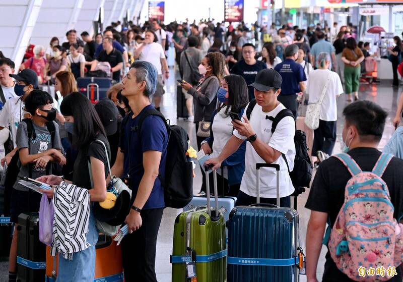 現代社會早已承認，經濟能力、父母教育程度等都可能形成代際複製。例如有人從小可以出國，有人卻必須打工貼補家計；示意圖。（資料照）