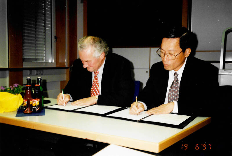 1997年，時任工研院院長史欽泰（右）與德國科研機構Fraunhofer-Gesellschaft 續簽合作備忘錄。左為當時的Fraunhofer總裁Hans-Jürgen Warnecke。（謝良翰提供）
