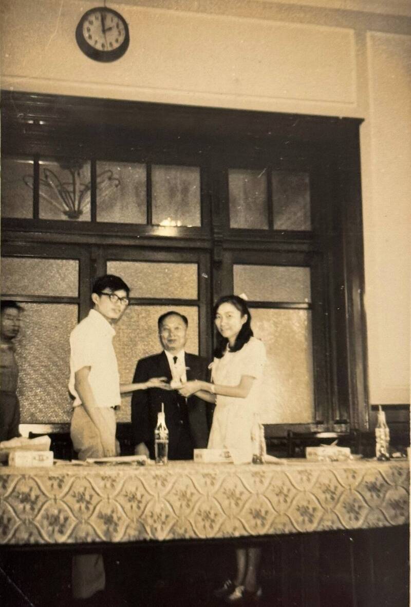 59/60年度法代會主席交接。 左起：洪三雄、訓導分處劉純白主任、陳玲玉。（取自臺大校友雙月刊）