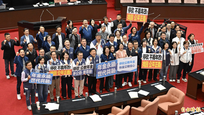 立法院院會2025年12月三讀通過《公立學校教職員退休資遣撫卹條例》第37、38、67條條文修正草案，國民黨團在議場中央高喊「說到做到」。（資料照）