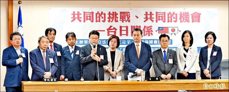 日本跨黨派國會議員訪團日前拜訪立法院，由民進黨立委王定宇（右4）、陳培瑜（右5）等接待會談。（資料照）