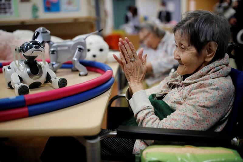 日韓兩國因公共年金保障不足，面臨嚴重的「下流老人」與高齡人口至死不休的勞動危機；示意圖。（路透檔案照）