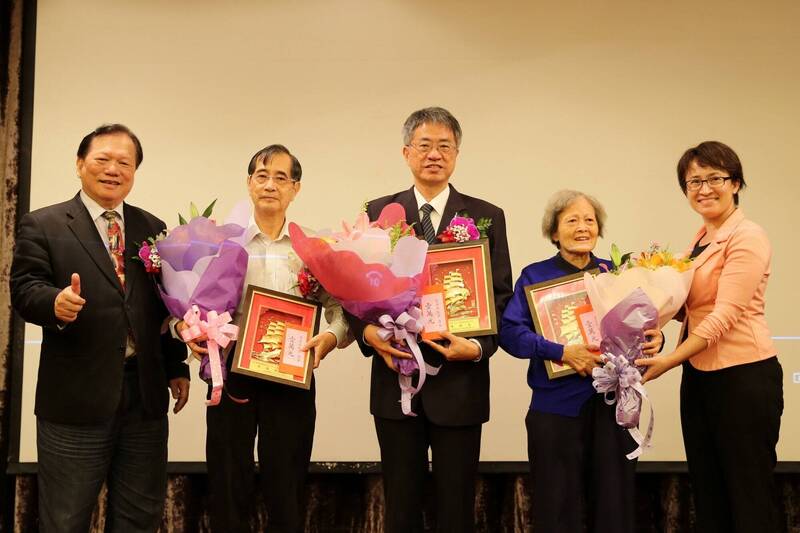 在麻醉領域從醫30年的花蓮慈濟醫院副院長陳宗鷹（中），2019年獲頒花蓮縣醫療奉獻獎。（花蓮慈濟醫院提供）