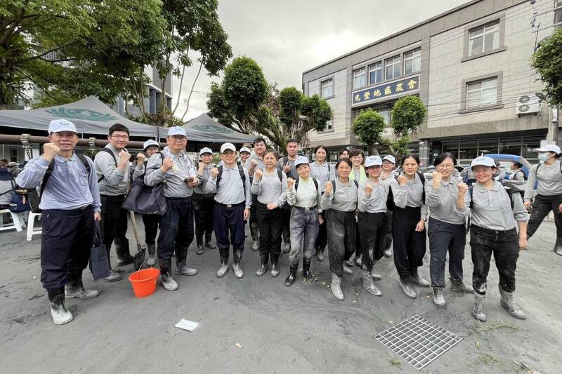 若遇上救災任務，跨出第一步的通常是慈善團隊。圖為台中慈濟醫院同仁投入花蓮光復鄉救災。（慈濟提供）
