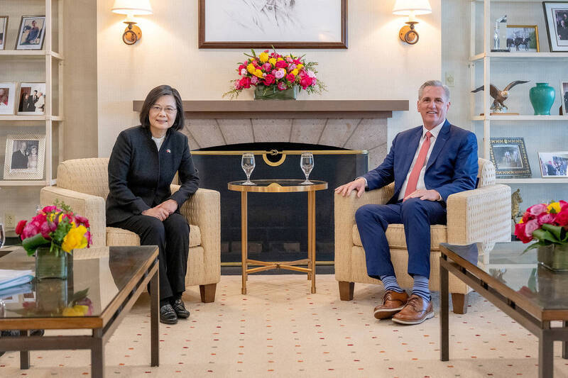2023年4月,前总统蔡英文在位于美国加州的雷根总统图书馆会晤美国众议院议长麦卡锡(右)。(路透社)
