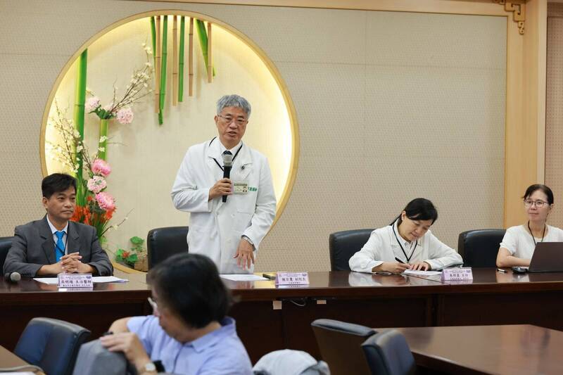 花蓮慈院舉辦醫事人員東區種子師資培訓課程，宜花東三縣醫事人員共同研習AI導入醫療韌性與教學情境，副院長陳宗鷹（左2）認為韌性是遇到重大事件時的應變與恢復能力。（花蓮慈院提供）