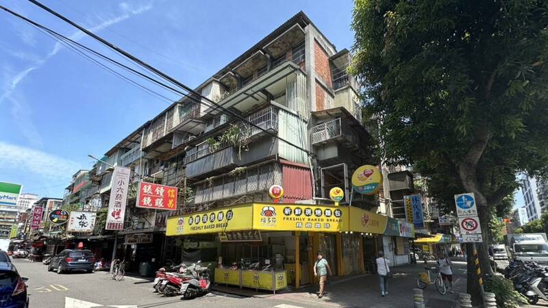 台北市正一年一年老去，都更的速度追不上建築老化的速度。圖為南機場單元五的都更案。（台北市住都中心提供）