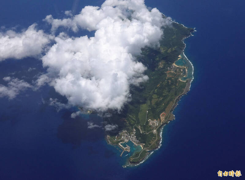 第一島鏈的日本在距離台灣僅110公里的與那國島及石垣島部署岸置反艦飛彈。圖為與那國島與台灣距離示意圖。（本報資料照）