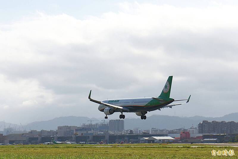 今年的中秋節、教師節4天連假，離島航線開加班機。圖為松山機場。（資料照）