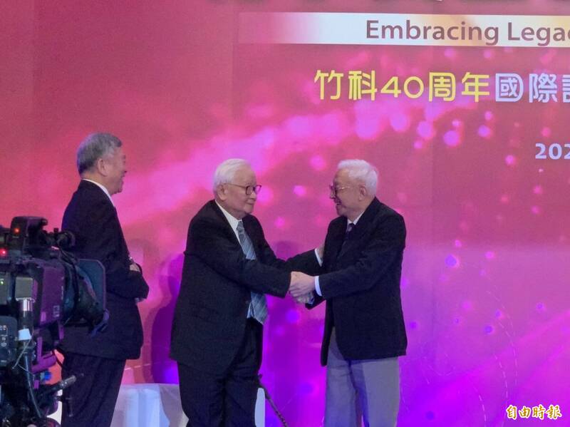 台積電創辦人張忠謀（中）與聯電榮譽董事長曹興誠（右1）2020年同台獲頒「竹科四十傑出成就貢獻獎」。（資料照）