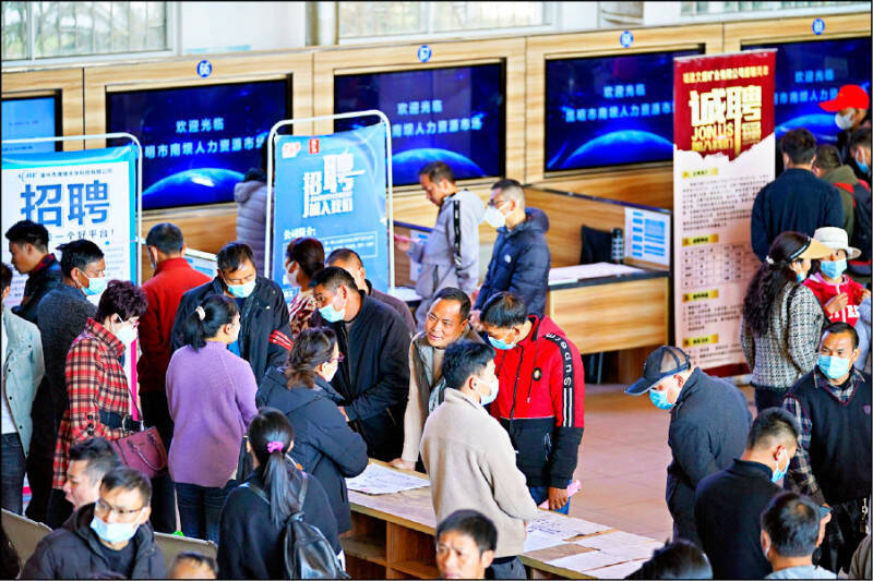 中國房市低迷多年、消費疲軟下，中國經濟持續黯淡。圖為中國雲南省一處求職招聘會，大批農工找工作。（中央社資料照）