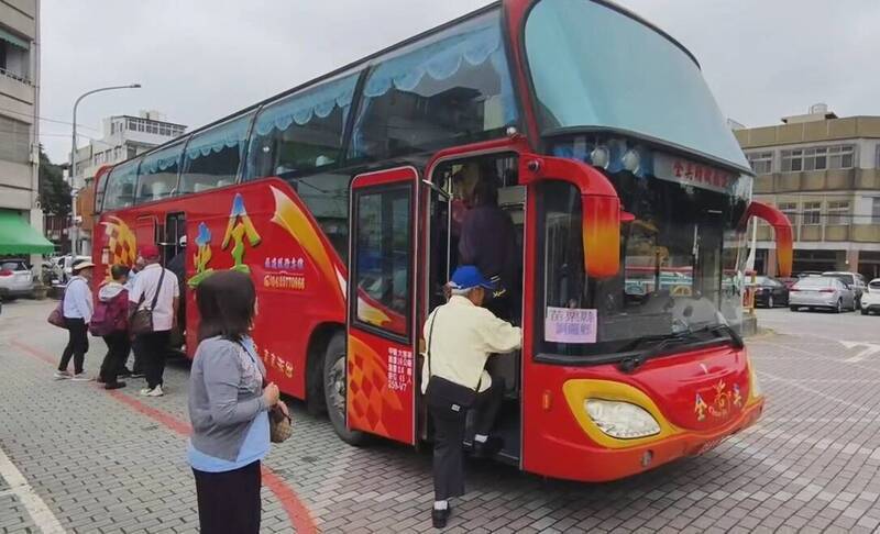傳統動員仰賴遊覽車與便當，沈伯洋團隊卻採突襲快閃，現場依舊湧入人群。圖為2025年遊覽車動員凱道「戰獨裁」活動。（民眾提供）