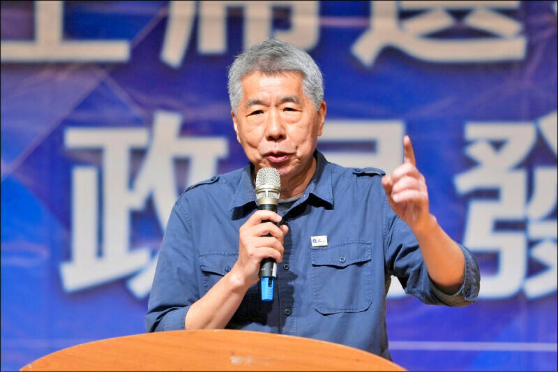 孫文學校總校長張亞中日前出席北京香山論壇，將中國提出的「一國兩制」與「武力統一」比喻為「敬酒」與「罰酒」。（資料照）