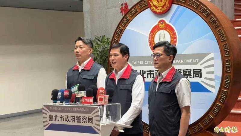 北市警局長林炎田（中）10月5日親上火線召開記者會說明，強調有4名同仁確實出現不當言論，已立即懲處。（記者王冠仁攝）